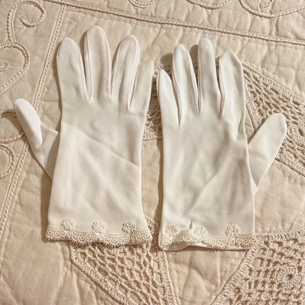 Elegant White Lace Trim Gloves Vintage